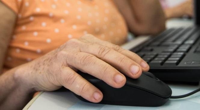 Aulas de informática são oferecidas gratuitamente a idosos em Uberlândia