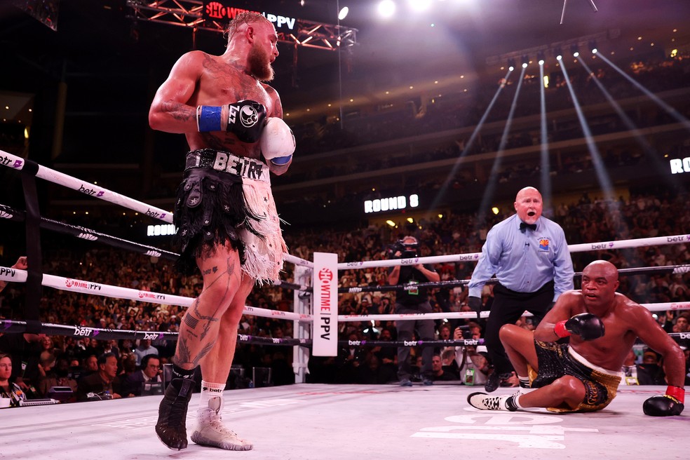 Jake Paul leva Anderson Silva a knockdown no último round — Foto: Getty Images