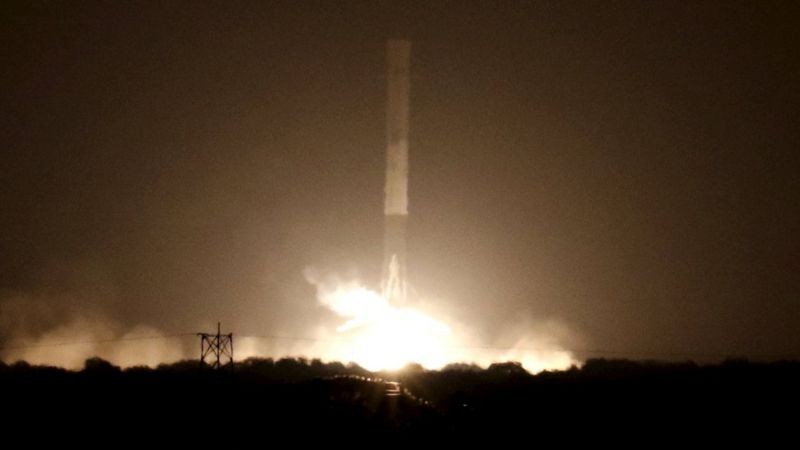 Um foguete SpaceX Falcon 9 foi lançado da Flórida em 2015 (Foto: Reuters via BBC News)
