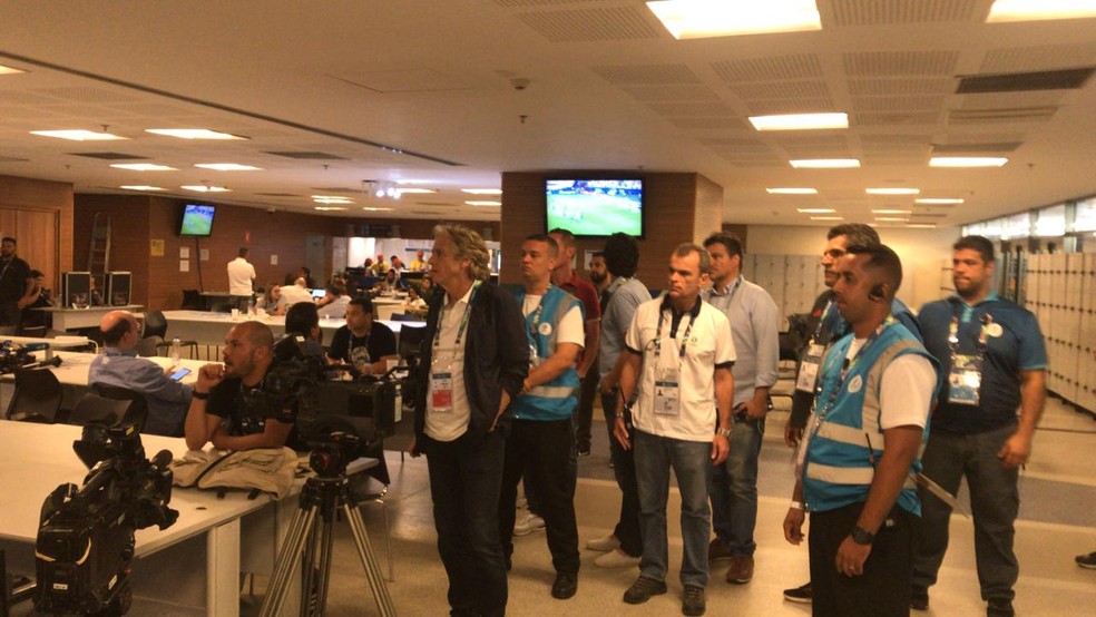 Jorge Jesus esteve no MaracanÃ£ para acompanhar Peru x BolÃ­via â€” Foto: Luiz Victor Lopes