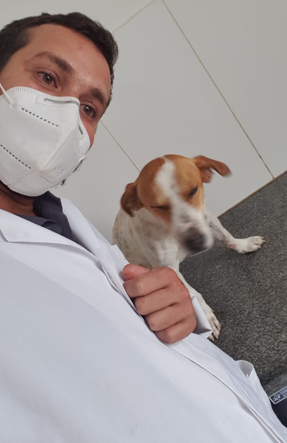 Veterinário com o cachorrinho após a realização dos procedimentos — Foto: Caio Rabelo