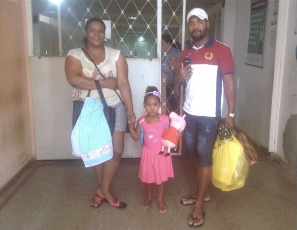 Jhulie Mariah Ferreira da Silva, de três anos, saiu do hospital onde ficou internada 18 dias (Foto: Denise Jorge / G1)