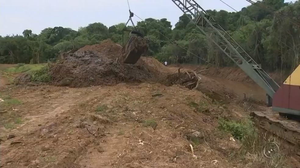 Prefeitura realiza limpeza e desassoreamento no Ribeirão dos Cavalos em Itapetininga (Foto: Reprodução/TV TEM)