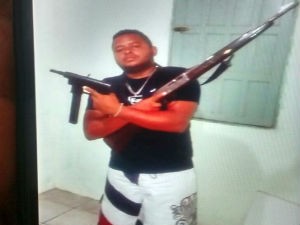 Polícia encontrou imagens de Sérgio exibindo armas em celular apreendido (Foto: Divulgação / Polícia Civil)