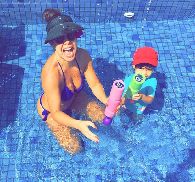Fernanda Souza posa na piscina com a afilhada (Foto: Reprodução/Instagram)