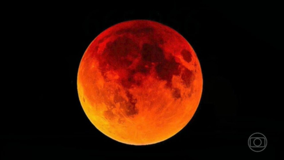 'Lua de Sangue' premia multidões que observaram o céu na madrugada desta segunda (16)