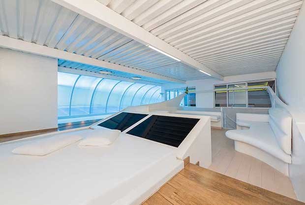 Parte interna simula um iate de verdade, com espaço para solário que funciona como cama (Foto: Motel Riviera / Reprodução)