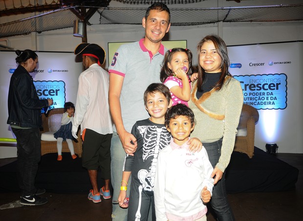 A convidada Edilene Gualberto, 37, com os filhos e o marido  (Foto: Rafael Jota/Ed. Globo)