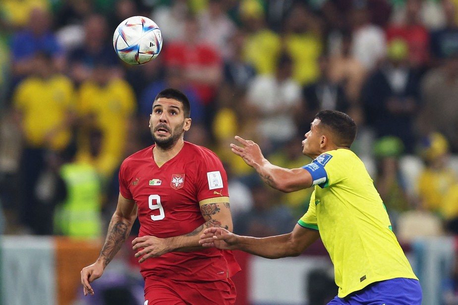 Mitrovic em disputa de bola contra Thiago Silva, na estreia de Brasil e Sérvia na Copa do Mundo de 2022