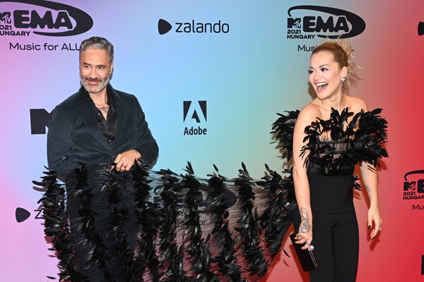 O cineasta Taika Waititi e a cantora Rita Ora no MTV European Music Awards 2021, em Budapeste, na Hungria (Foto: Getty Images)