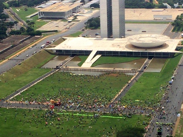 Vista de cima da Esplanada dos Ministérios, onde grupo fez manifestação pelo impeachment da presidente Dilma Rousseff (Foto: Fred Ferreira/TV Globo)