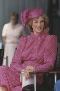 Diana usa look Donald Campbell e chapéu John Boyd em Bentley, na Austrália, em 1983
