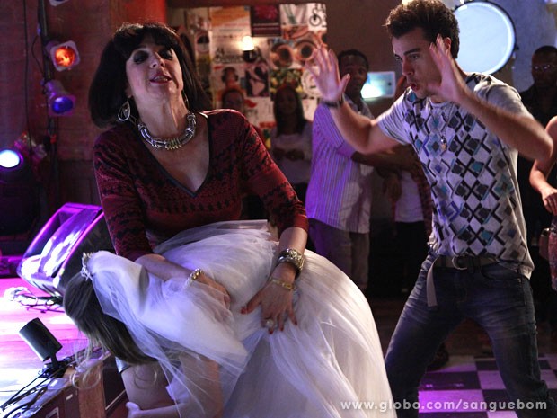 Tina se atraca com Damáris no meio da festa (Foto: Ellen Soares / TV Globo)