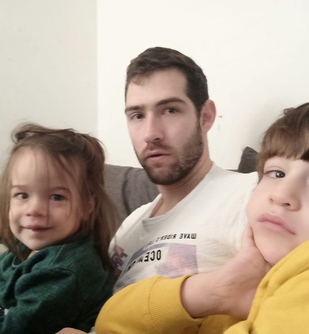 O pai Amit Biran com os dois filhos. Apenas o pequeno Eitan sobreviveu a acidente em teleférico na Itália (Foto: Reprodução/Facebook/Amit Biran)