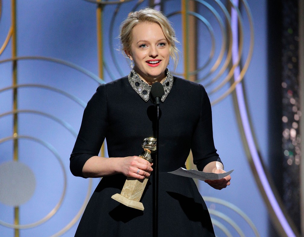 Elisabeth Moss ganha o Globo de Ouro 2018 na categoria melhor atriz em série de drama por seu trabalho em 'The Handmaid's Tale' — Foto: Paul Drinkwater/NBC/AP