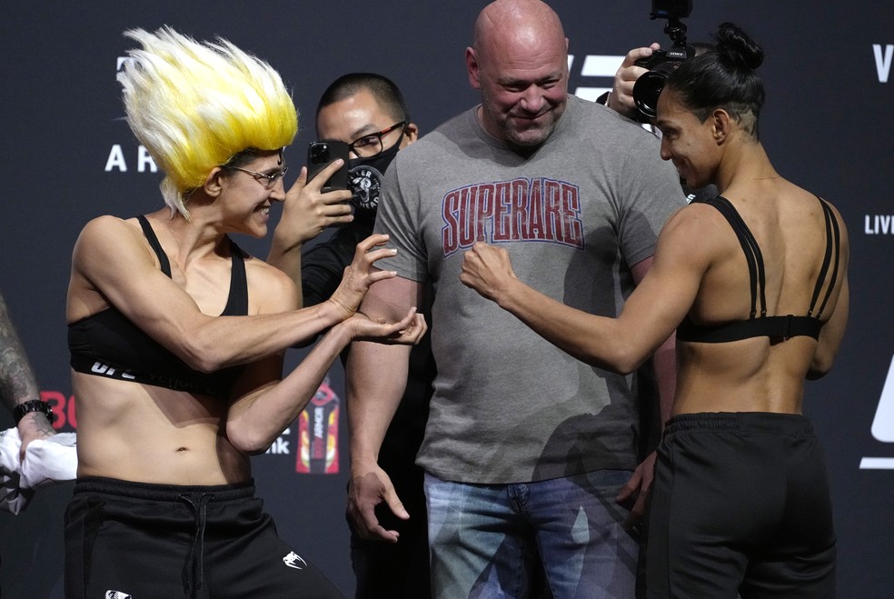 Roxanne Modafferi e Taila Santos se enfrentam no UFC 266 — Foto: Getty Images