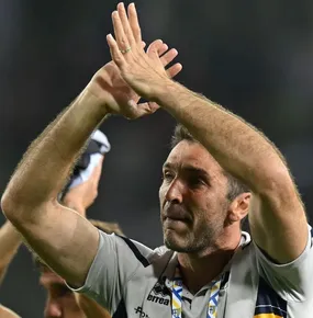 Aos 45 anos, Buffon se emociona após Parma não conseguir acesso