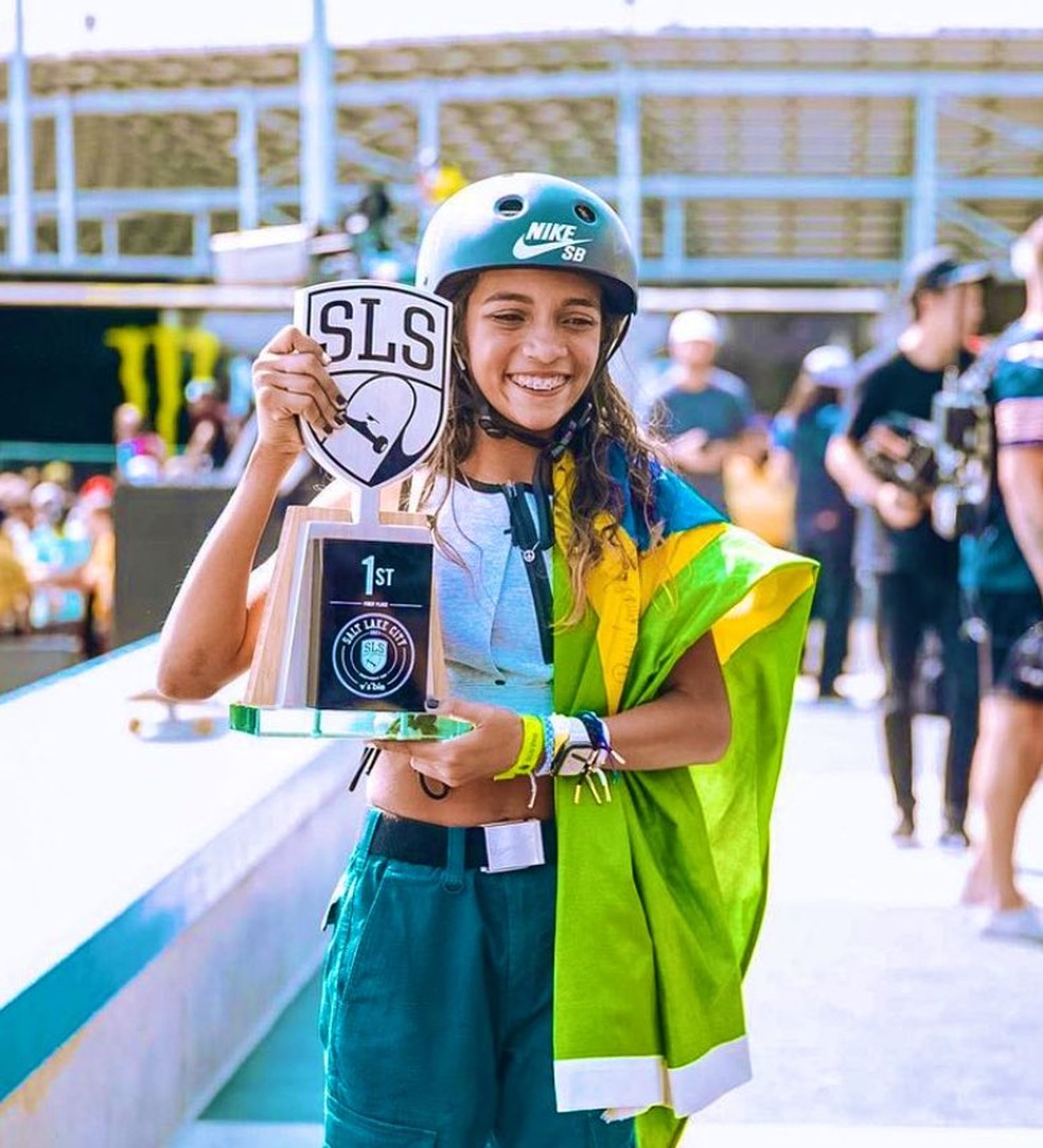 Rayssa Leal com o troféu da SLS — Foto: Divulgação