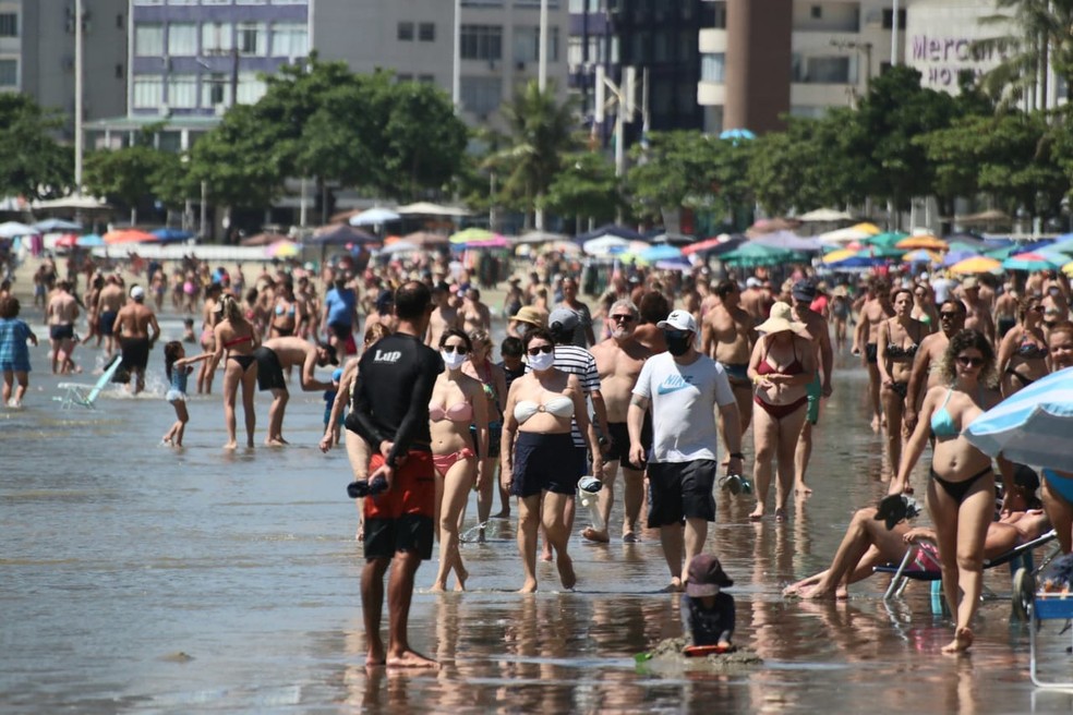 Prefeitura de Balneário Camboriú (SC) afirma que aumentou a efetivo de fiscais durante o período de carnaval para orientar os turistas sobre a pandemia  — Foto: Luiz Souza/NSC TV
