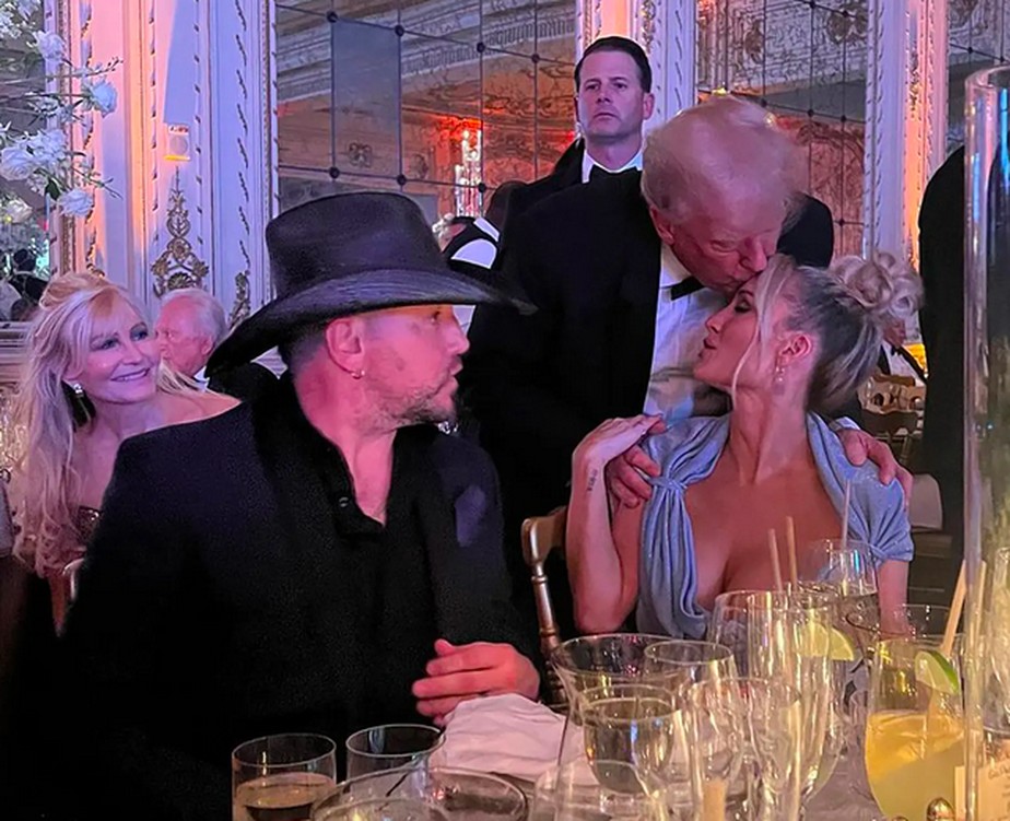 O beijo de Donald Trump na esposa influencer do músico Jason Aldean