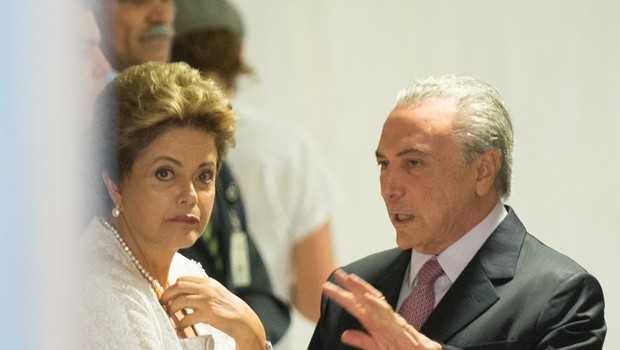 A presidente Dilma Rousseff conversa com o vice-presidente Michel Temer após cerimônia de anúncio da reforma ministerial em Brasília (Foto: Lula Marques/Agência PT)