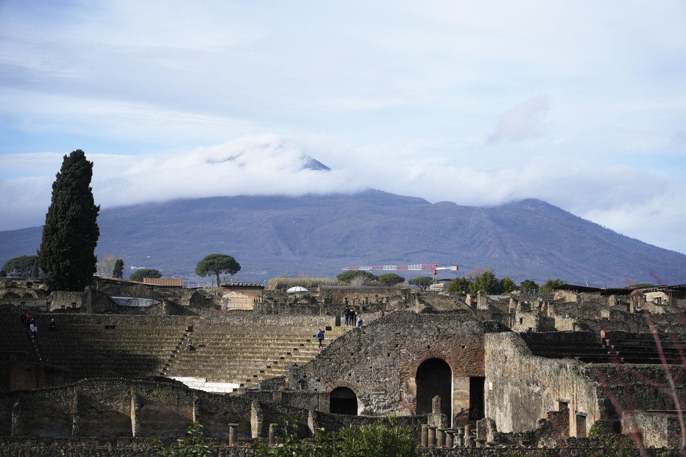 Cidade de Pompeia é vista em primeiro plano com o Monte Vesúvio atrás — Foto: Gregorio Borgia/AP