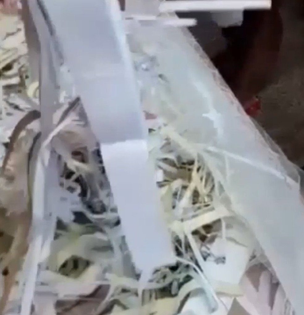Papel picado encontrado dentro de caixão em velório em Uberaba  — Foto: Reprodução/ Redes Sociais