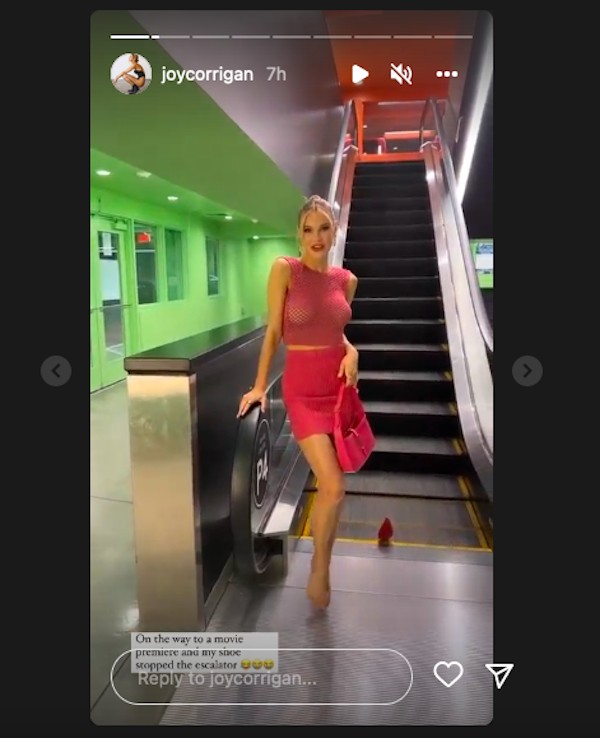 O post da modelo Joy Corrigan mostrando o acidente envolvendo o salto dela e uma escada rolante (Foto: Instagram)