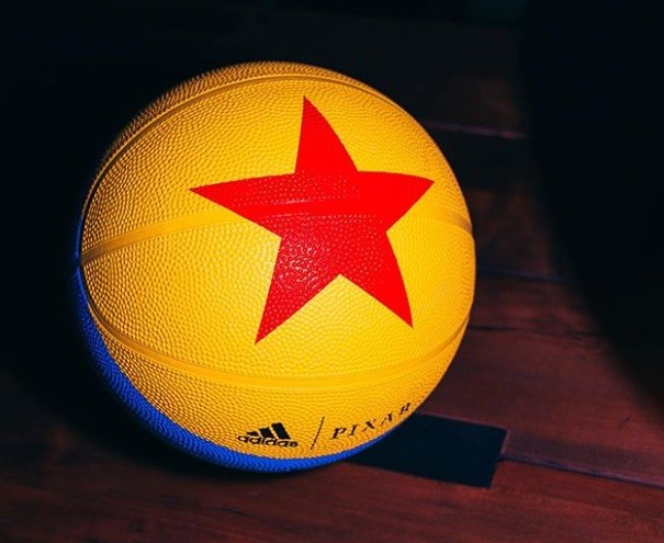 A coleção também tem uma bola de basquete (Foto: Reprodução/instagram/pixar)