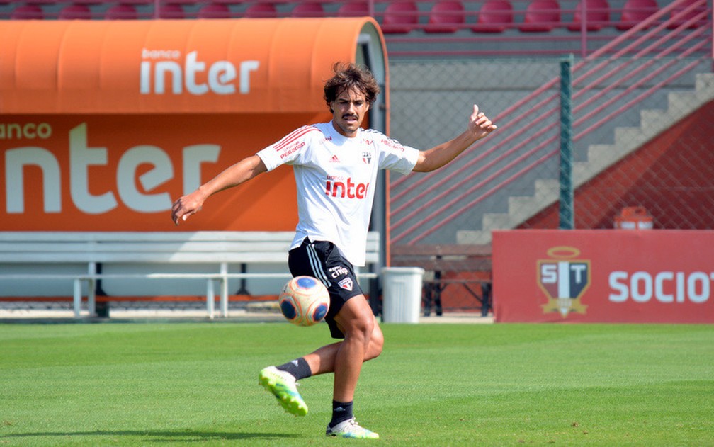 São Paulo volta a treinar no CT da Barra Funda após concentração em Cotia. Veja o time e fotos