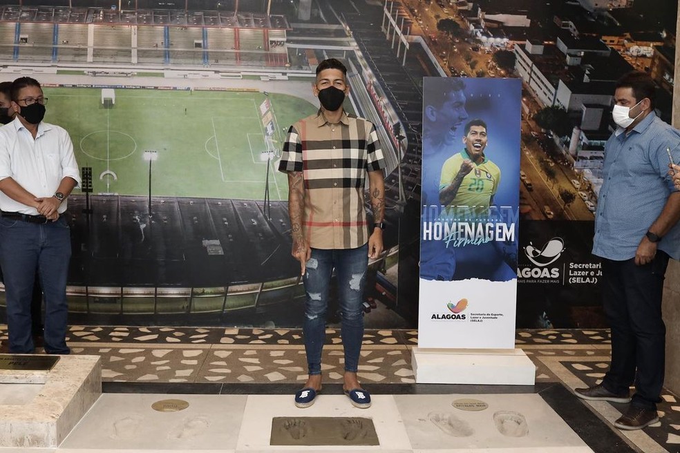 Roberto Firmino durante cerimônia no Estádio Rei Pelé — Foto: Jaime Brandão/Divulgação Selaj