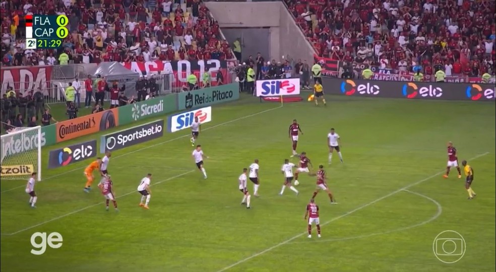 Gabriel finaliza com dez jogadores do Athletico na &aacute;rea em retrato da partida &mdash; Foto: Reprodu&ccedil;&atilde;o