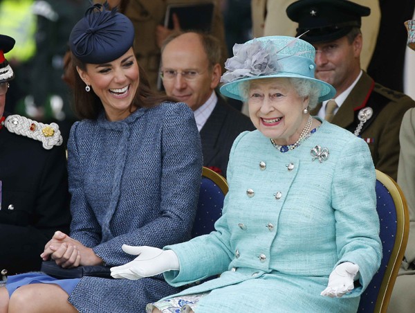 Kate Middleton e a rainha Elizabeth II não dispensam chapeus em eventos formais diurnos (Foto: Getty Images)