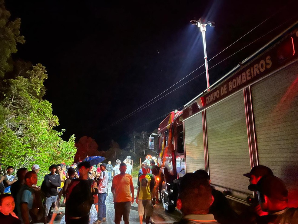 Pai e filha morrem eletrocutados no Ramal do Brasileirinho, em Manaus.  — Foto: Nainy Castelo Branco, da Rede Amazônica. 