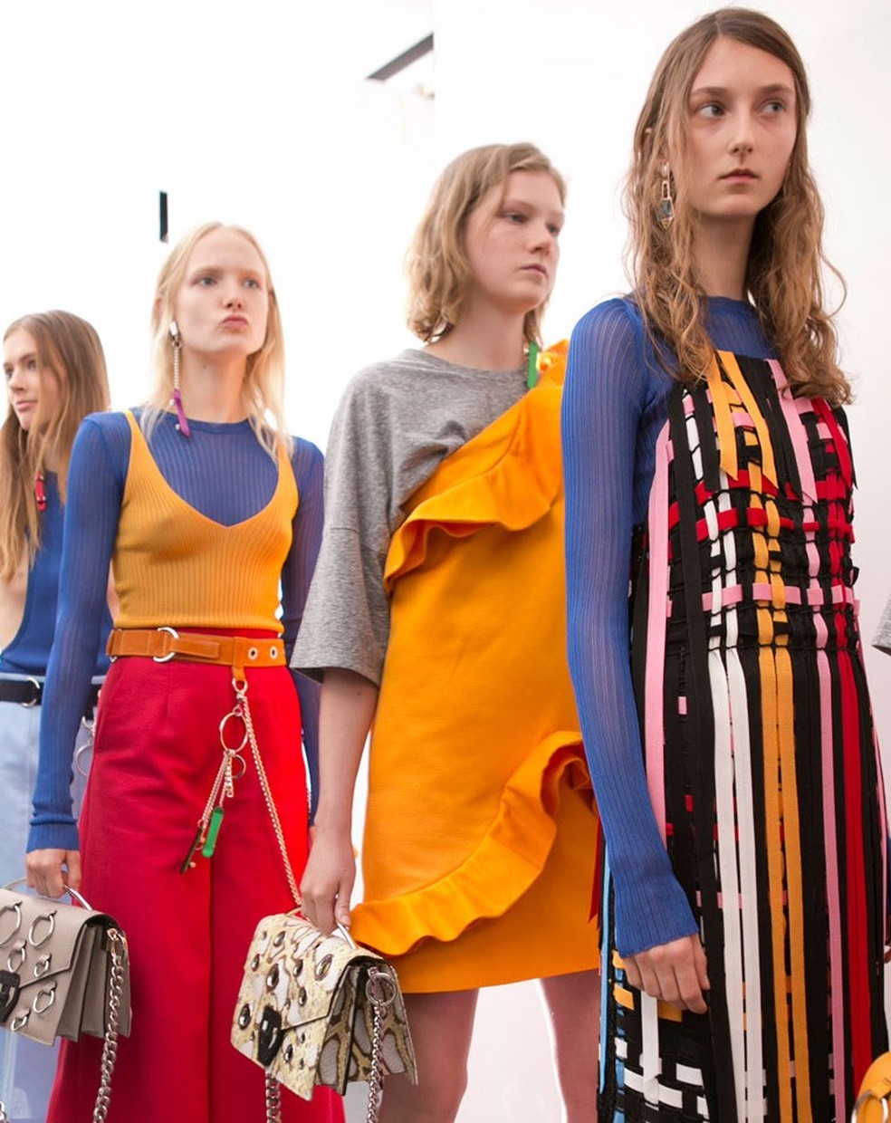 Camisa por baixo de vestidos para aliviar o decote é tendência em Milão |  Tendência | Vogue