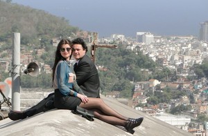 Danton e Alinne gravaram por vários cantos do Rio de Janeiro (Fim do Mundo/TV Globo)