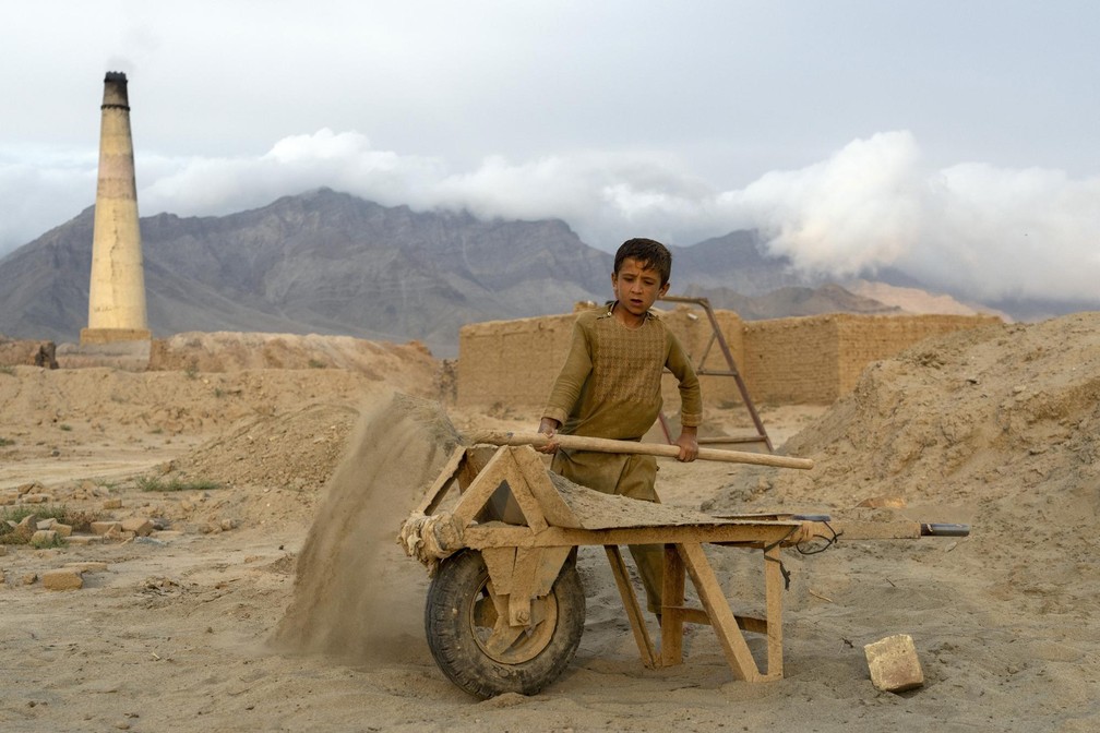 Trabalho infantil cresceu no Afeganistão após o Talibã retomar o poder.  — Foto: Ebrahim Noorozi/ AP 