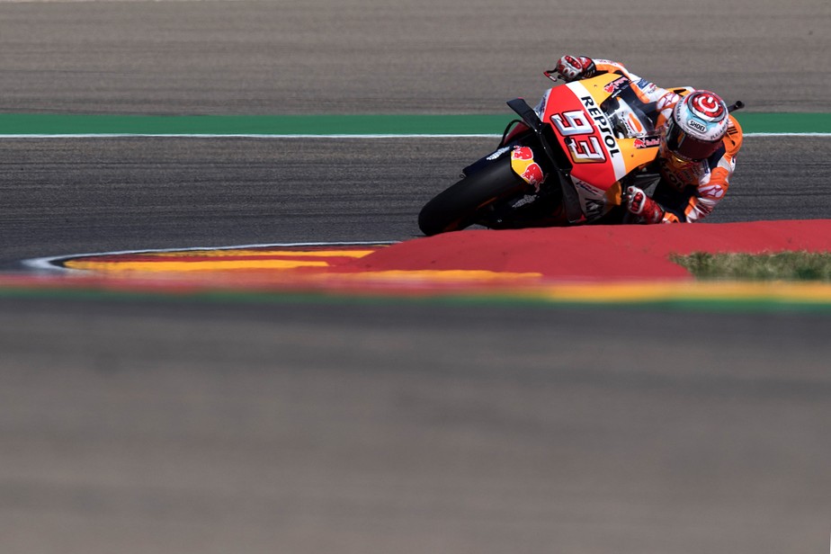 Lorenzo cai na largada, MÃ¡rquez bate Dovi, vence em AragÃ£o e fica mais prÃ³ximo do tÃ­tulo