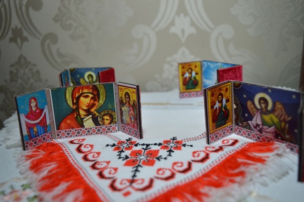 A exposição é uma mostra da cultura e tradições ucranianas, com peças de artesanato preservadas por descendentes. — Foto: Divulgação.