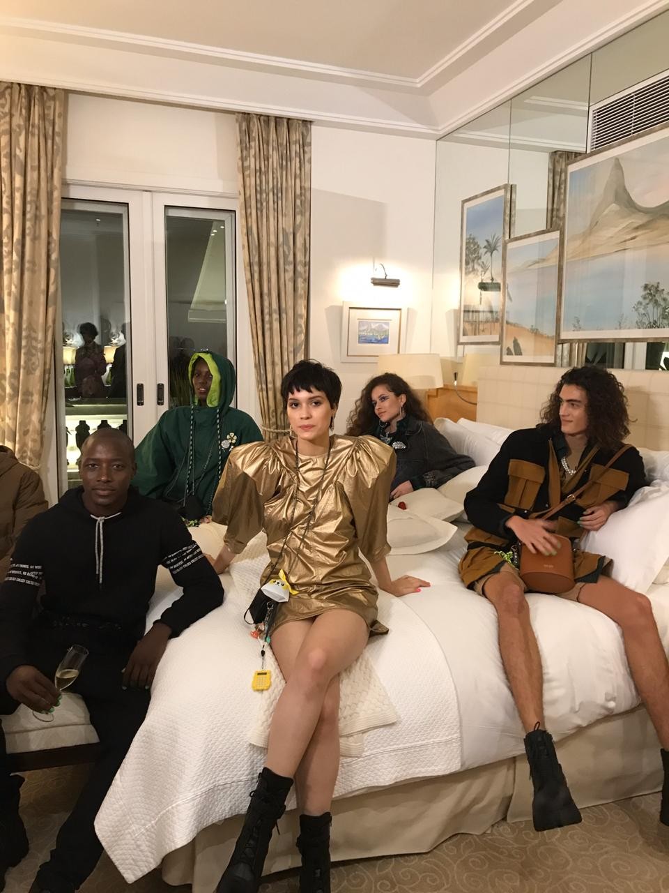 Convidados posam na suíte do hotel Copacabana Palace (Foto: Vogue)