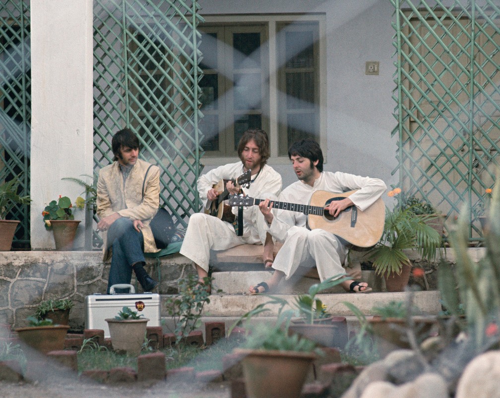 Em "Meeting the Beatles in India", o cineasta Paul Saltzman refaz sua jornada de 50 anos atrás, quando passou um período transformador de vida com o quarteto do rock no ashram do Maharishi Mahesh Yogi, às margens do rio Ganges. — Foto: Divulgação