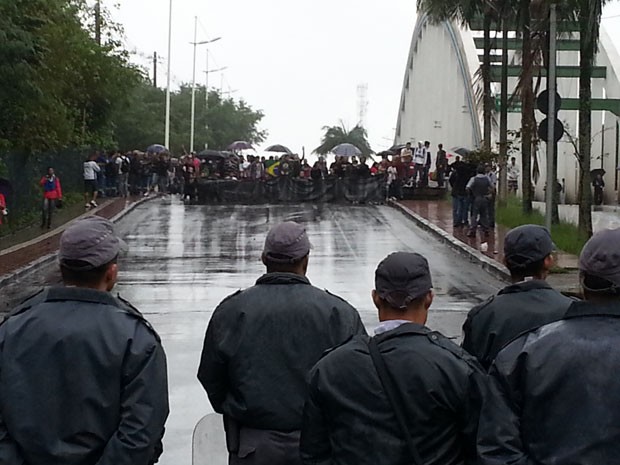 Manifestantes entram em confronto com a Polícia Militar em Cubatão (Foto: Antonio Marcos / G1)