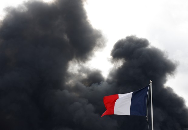 Incêndio na fábrica de Lubrizol em Rouen, França (Foto: REUTERS/Pascal Rossignol)