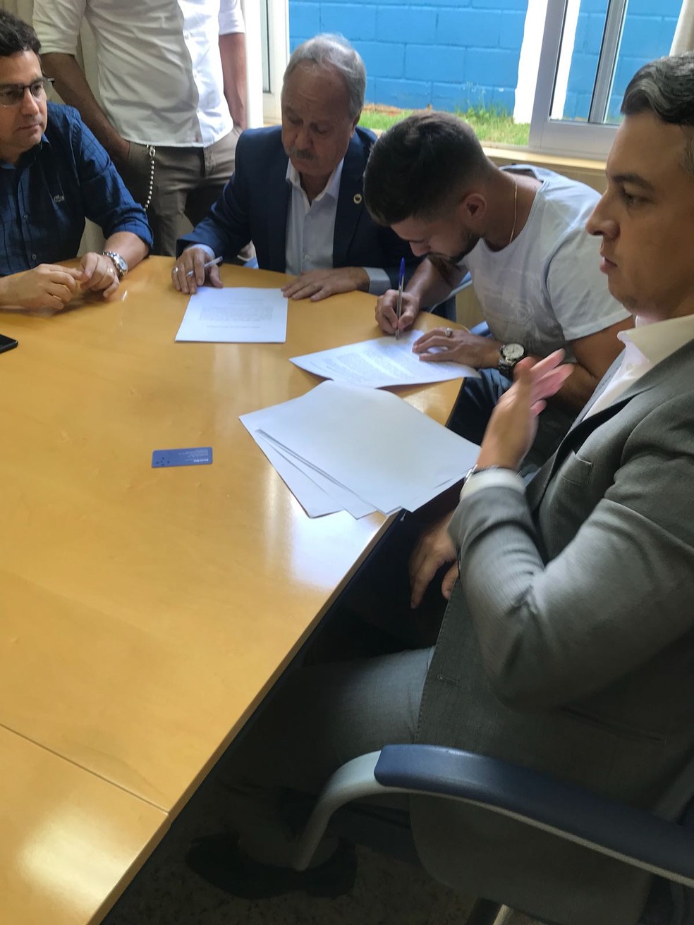 Arrascaeta assina renovação de contrato com o Cruzeiro (Foto: Arquivo pessoal)