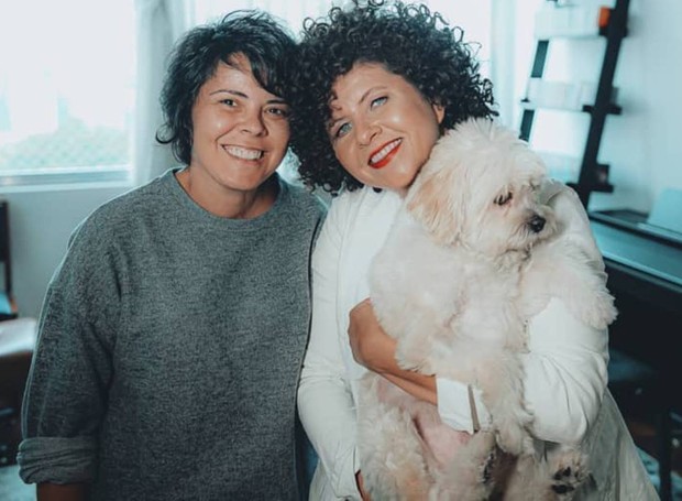 roberta Campos e a mulher, Marina Souza, com o cachorro que são tutoras, Dado  (Foto: Instagram/@robertacamposoficial/Reprodução)