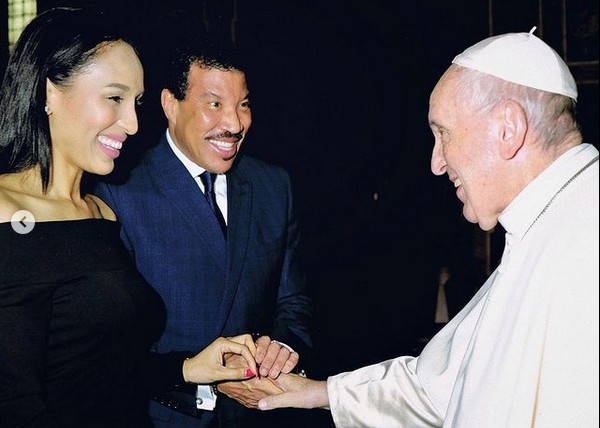 O músico Lionel Richie com a modelo e empresária suíça Lisa Parigi em encontro com o Papa Francisco (Foto: Instagram)