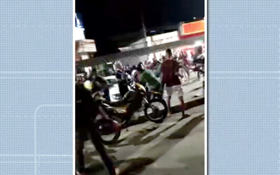 Confusão é formada após acidente e motorista é morto a tiros depois de ser agredido em Teixeira de Freitas — Foto: Reprodução/TV Santa Cruz