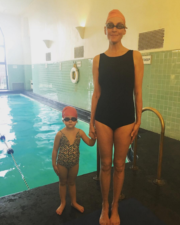 A atriz Uma Thurman e sua filha de três anos antes de entrarem na piscina (Foto: Instagram)