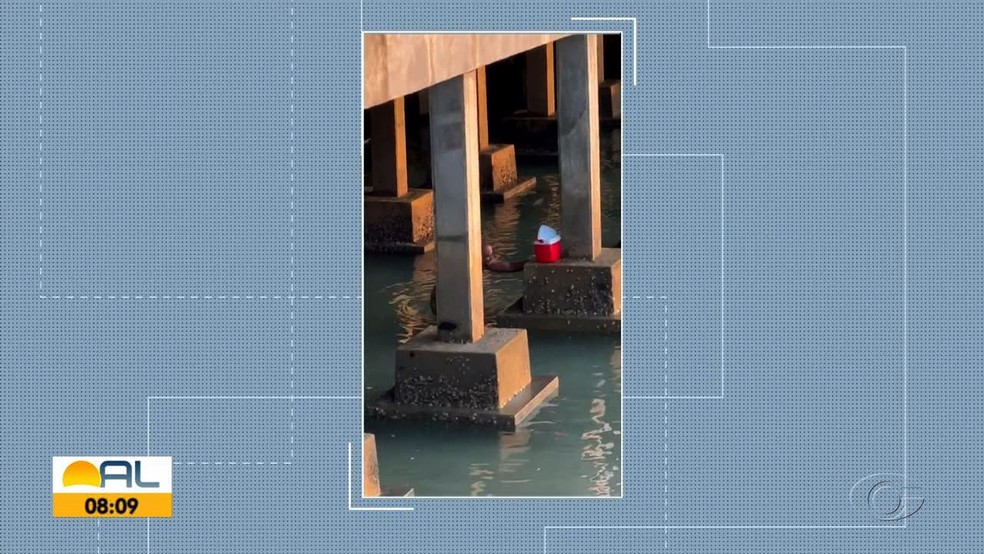 Homem que se masturbava no Marco dos Corais estava com uma caixa térmica para disfarçar o ato libidinoso, Maceió — Foto: Reprodução/TV Gazeta