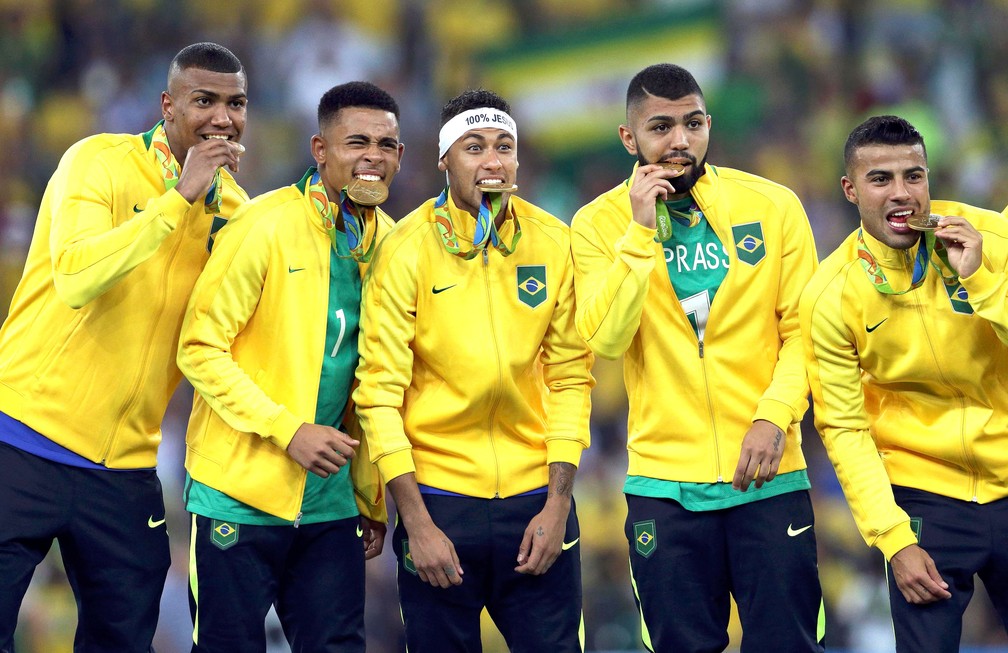 Gabigol posa com medalha de ouro no Rio 2016, ao lado de Walace, Gabriel Jesus, Neymar e Rafinha — Foto: Agência Reuters
